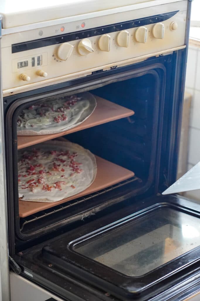 2 dalles dans un four, tarte flambée, flammekueche, flammekuch, tarte flambée alsacienne, Alsace, fabrication alsacienne, pierre réfractaire, cuisson parfaite.